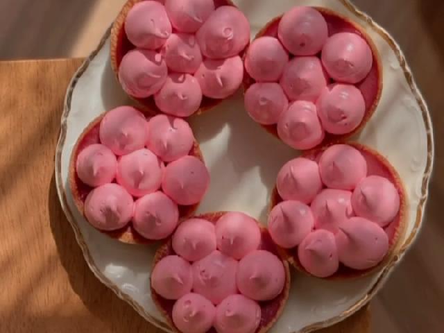 Кошик Малинова з меренгою