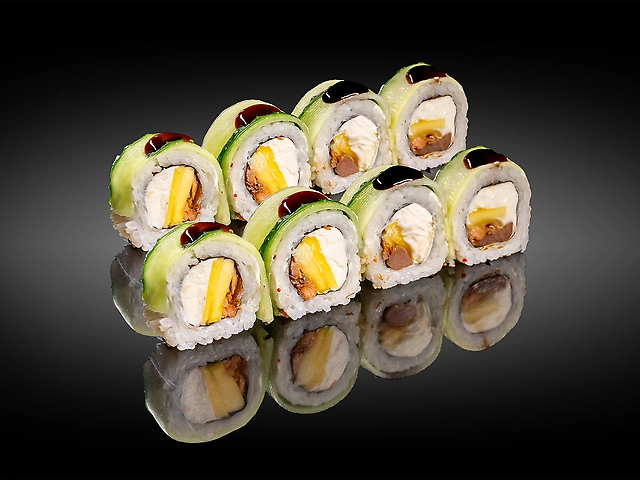 Рол в огірку зі смаженим лососем та манго