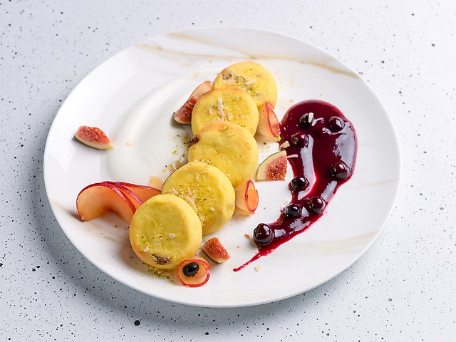 Сирники з ягідним компоте чи грецьким йогуртом на вибір