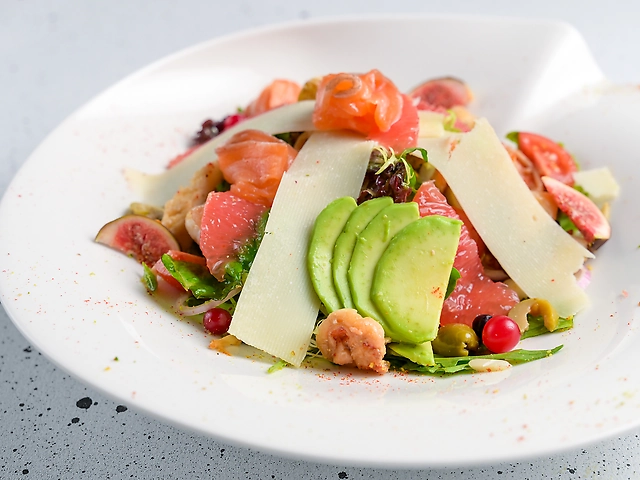 Салат з морепродуктами та  грейпфрутом