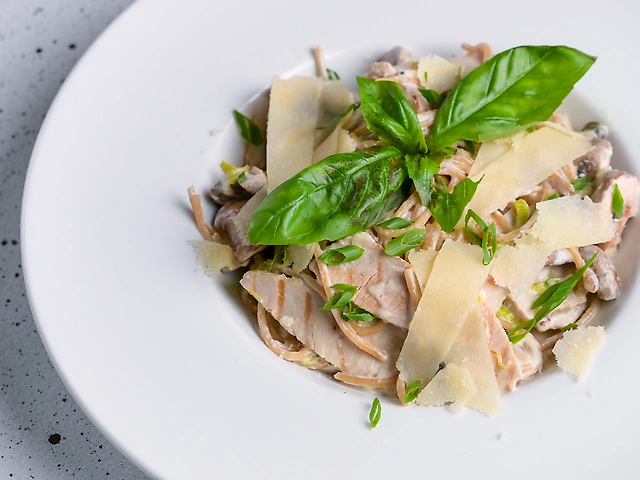 Паста цільнозернова з куркою су-від та грибами