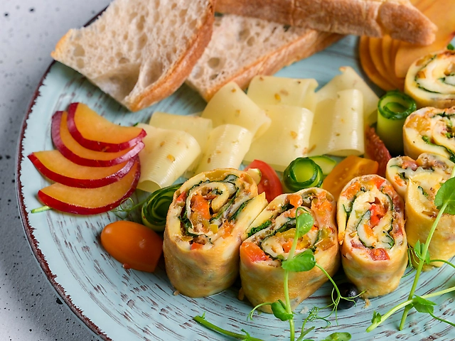 Омлет з овочами та сиром