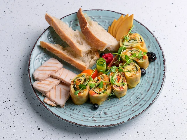 Омлет з овочами та індичкою су-від