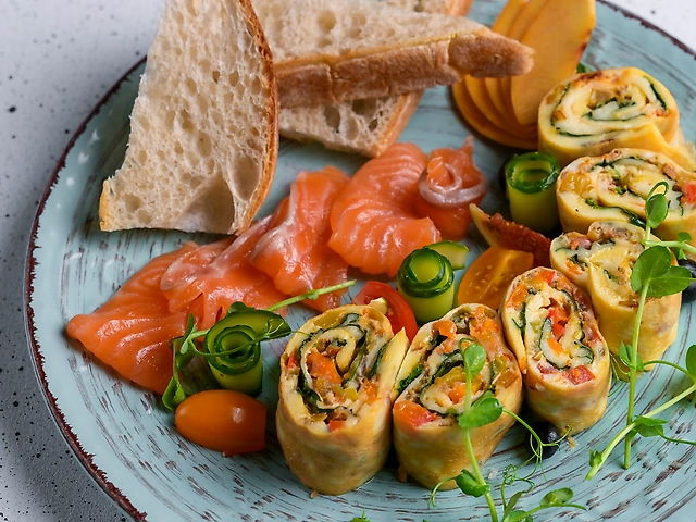 Омлет з овочами та лососем