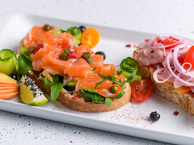 Дует брускет з шинкою та слабосоленим лососем
