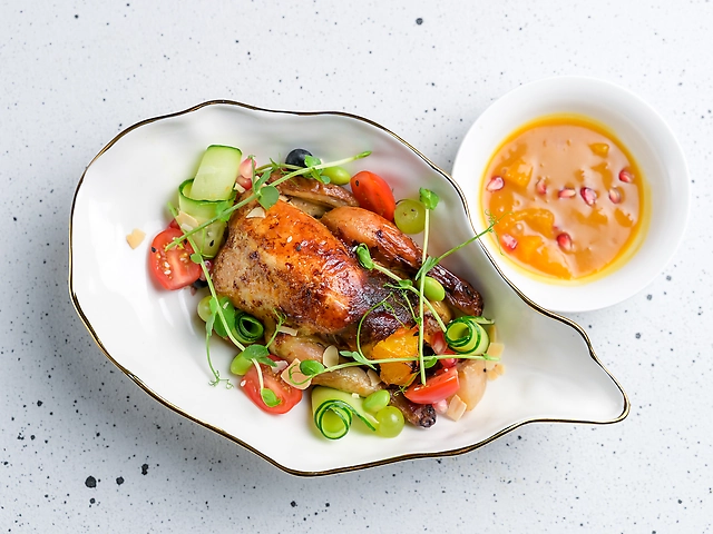 Французьке курча шпиговаре овочами та цитрусовими