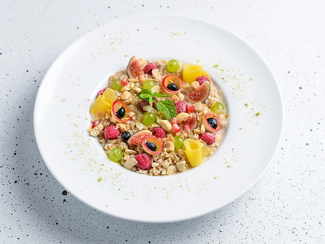 Вівсянка з ягодами та горіхами