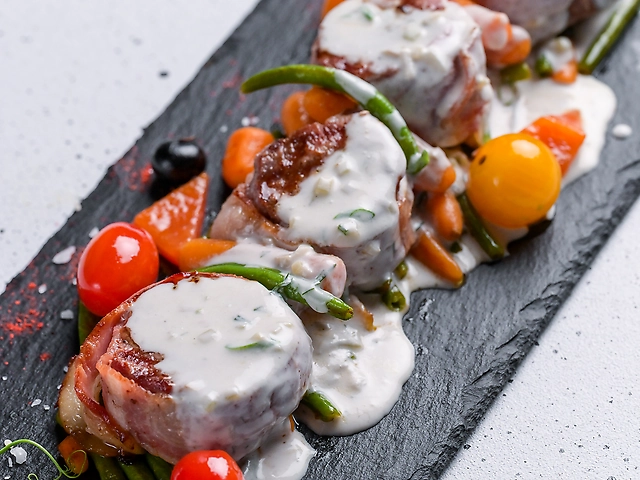 Філе міньйон з телятини під соусом Дор-блю