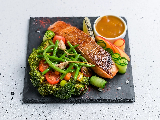 Лосось на грилі зі спаржевою квасолею, броколі та лимоном