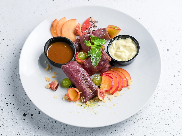 Млинці ягідні з фруктами та карамеллю