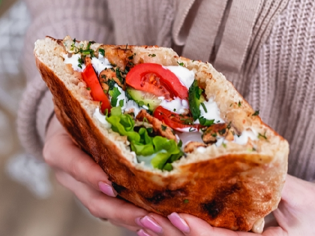 ШАУЧАК З КУРКОЮ: .