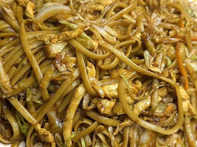 Смажена локшина з куркою