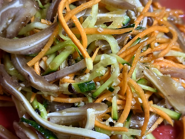 Салат зі свинячими вушками