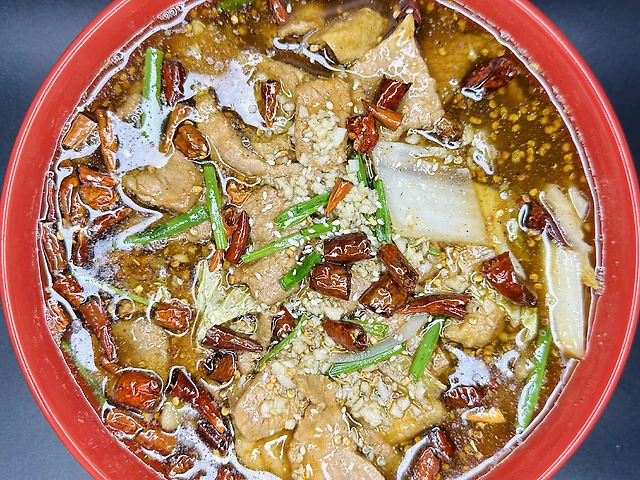 Тушкована яловичина з пекінською капустою в гострому соусі