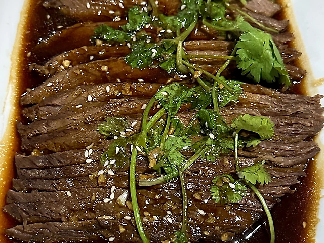 Яловичина в соєво-солодкому соусі з кінзою