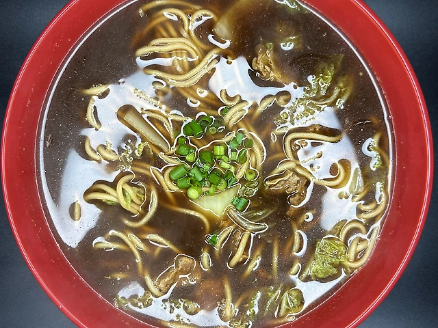 Гострий суп з локшиною та яловичиною