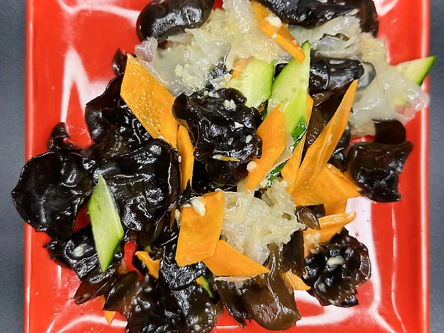 Салат з деревними грибами