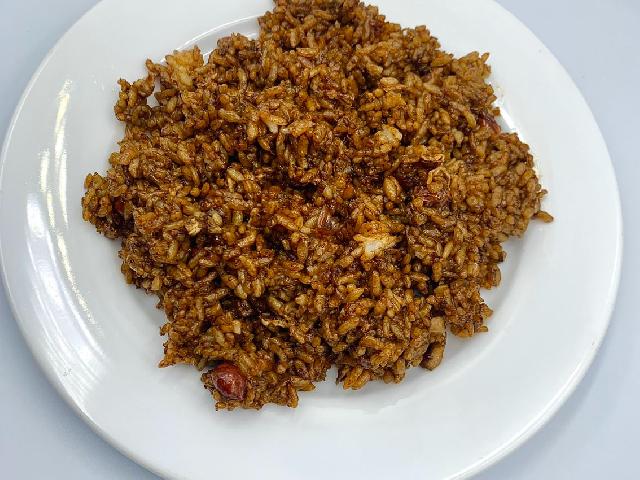 Смажений рис з яйцем і арахісом в соєвому соусі