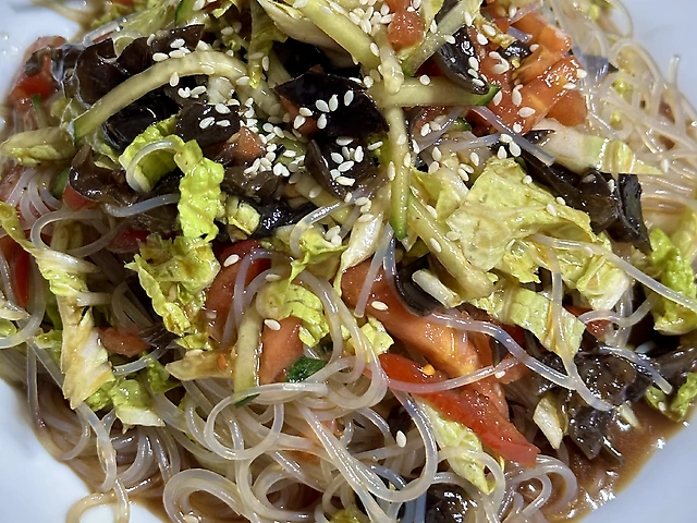 Салат з фунчозою та помідором