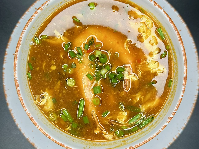 Кисло-гострий суп з морепродуктами