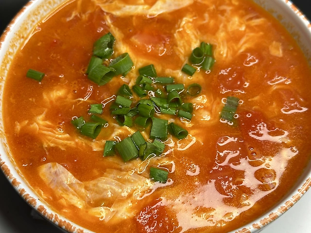 Суп з яйцем та помідорами