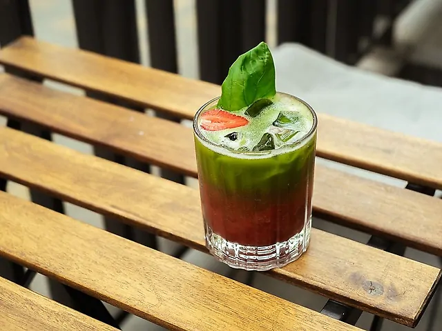 Матча-тонік полуниця