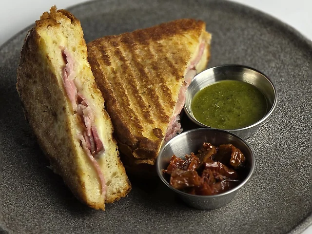 Сирний сендвіч з беконом