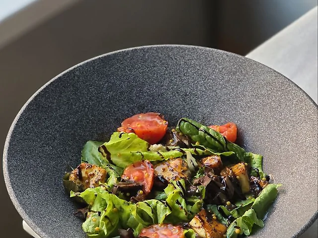 Теплий салат з халумі