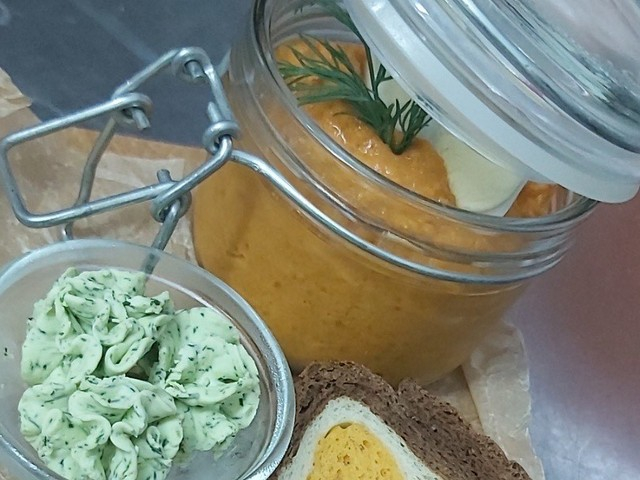 Ікра кабачкова з тостами темного хліба з власної пекарні