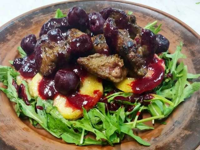 Куряча печінка з карамелізованими яблуками та вишневим соусом