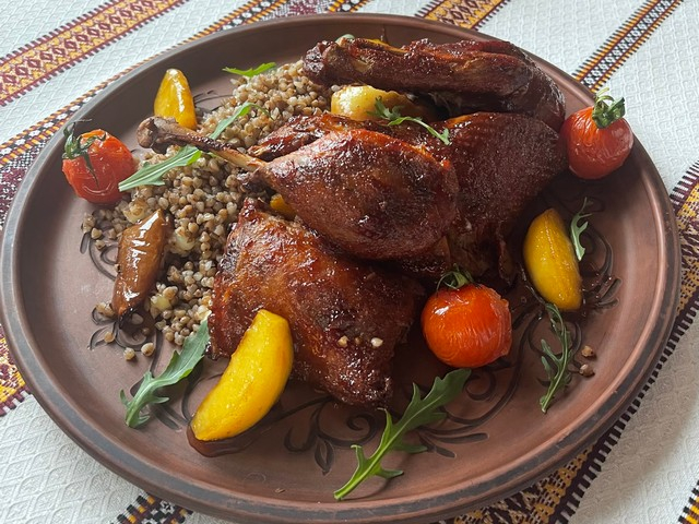 Домашня качка з яблуками та гречкою