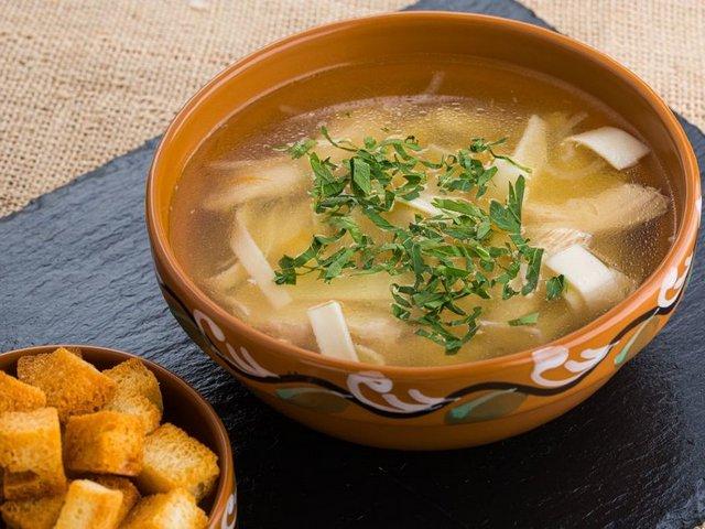 Суп-локшина на наваристому курячому бульйоні