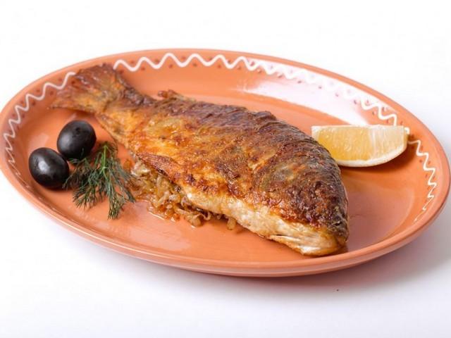 Карп смажений з цибулею