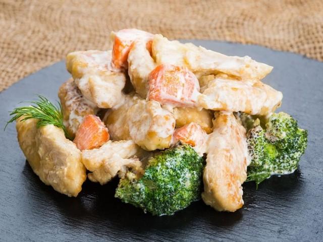 Ніжні шматочки курки у вершковому соусі