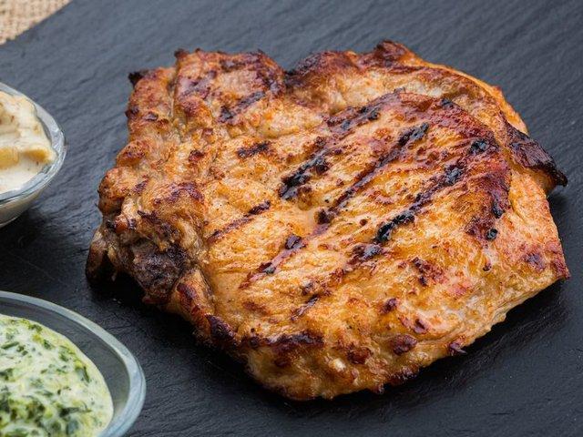 Корейка зі свинини на кісточці