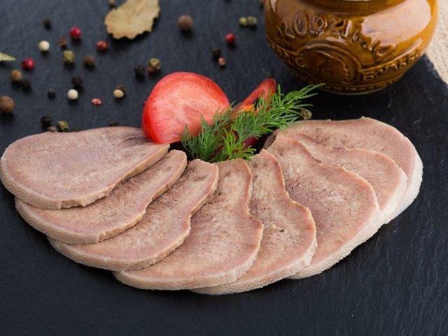 Яловичий язик відварений з прянощами