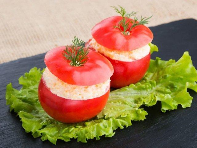 Помідори,  фаршировані сиром та яйцем