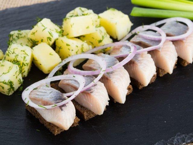 Оселедець з відварною картоплею