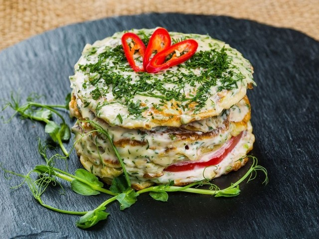 Салат - торт з кабачків і помідорів