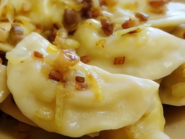 Вареник з картоплею та грибами