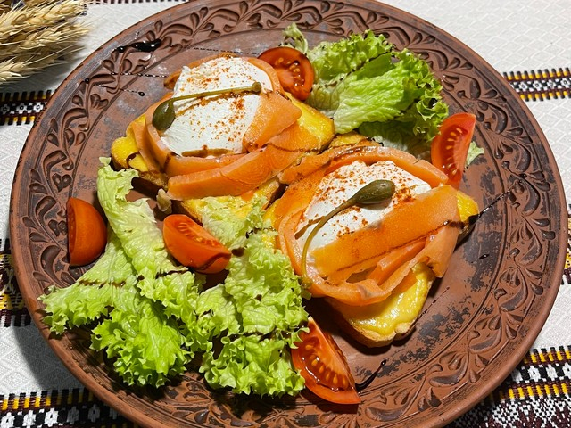 Тости з яйцем пашот і слабосоленим лососем