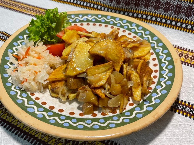 Картопля смажена з салом та цибулею