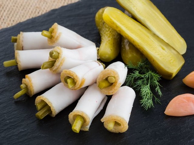 Фірмове сало від "Корчми" - крученики сала з черемшою