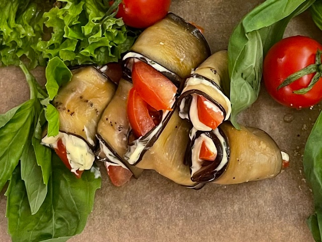 Рулетики баклажанів із запеченими помідорами