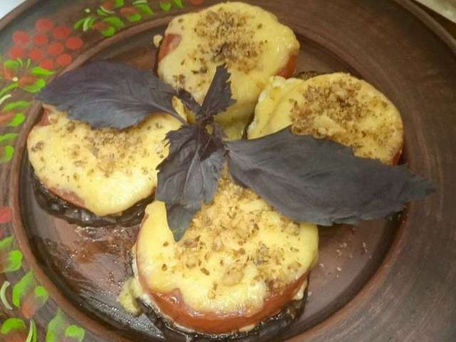 Баклажани запечені з сиром та горіхами