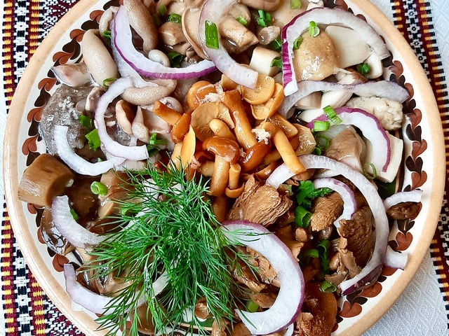 Грибочки мариновані на вибір: