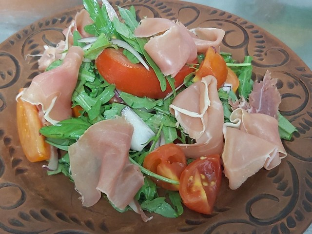 Салат з томатами та в'яленою свининою