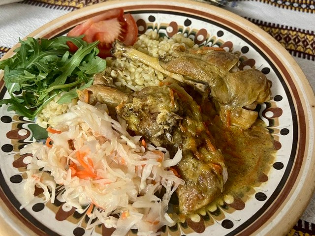 Кролик тушкований у вершковому соусі