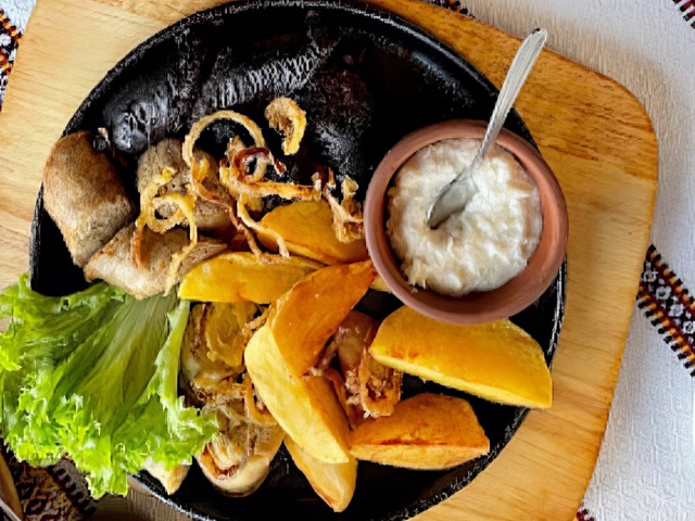 Асорті із домашніх ковбас