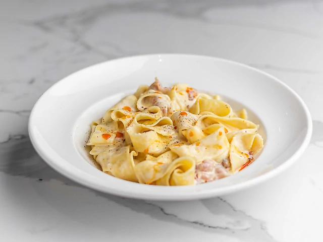 Сирна паста з беконом